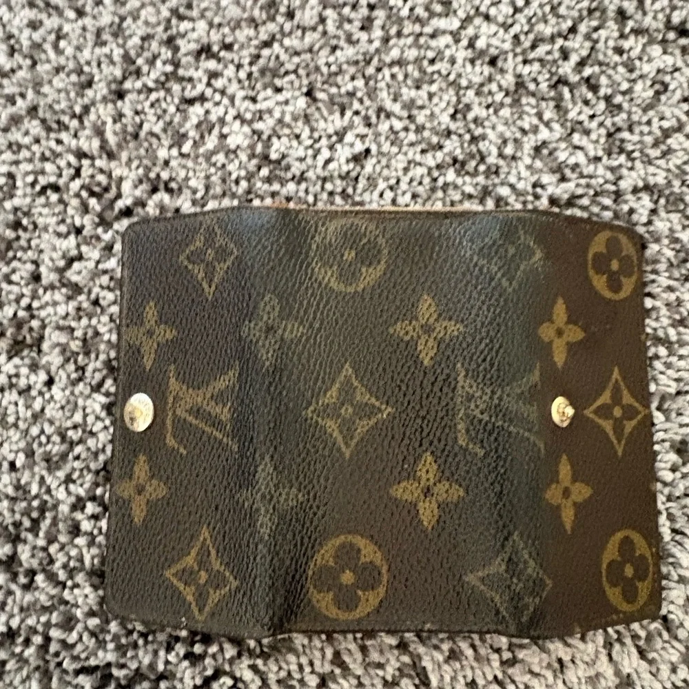 Louis Vuitton Vintage Monogram Four Key Holder - Picture 9 of 11